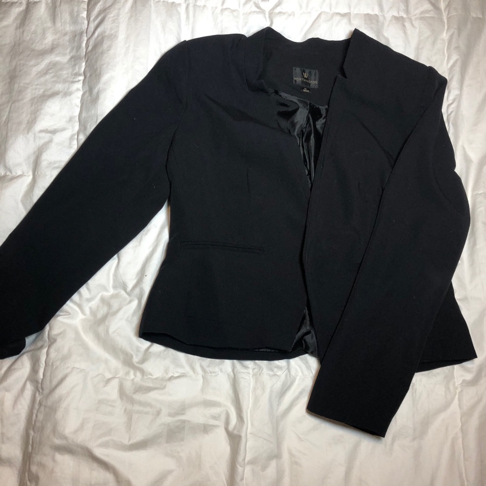 Lapel-less suit jacket